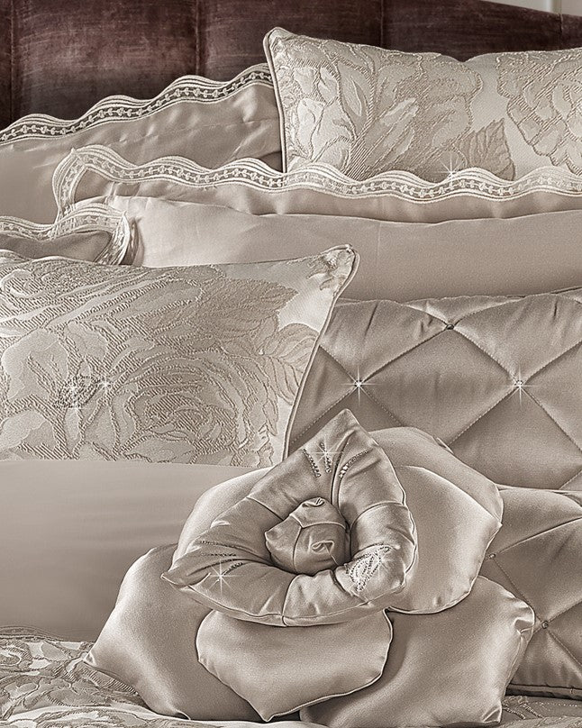 CUSCINI ROSES by David Home il Corredo Lamezia Terme Nicastro Cuscini arredo lusso Passamanerie e pizzi Catanzaro per un'eleganza esclusiva. Soffice comfort con Swarovski ricamati. Sposa lusso e raffinatezza Calabria Sposa Arredo Casa