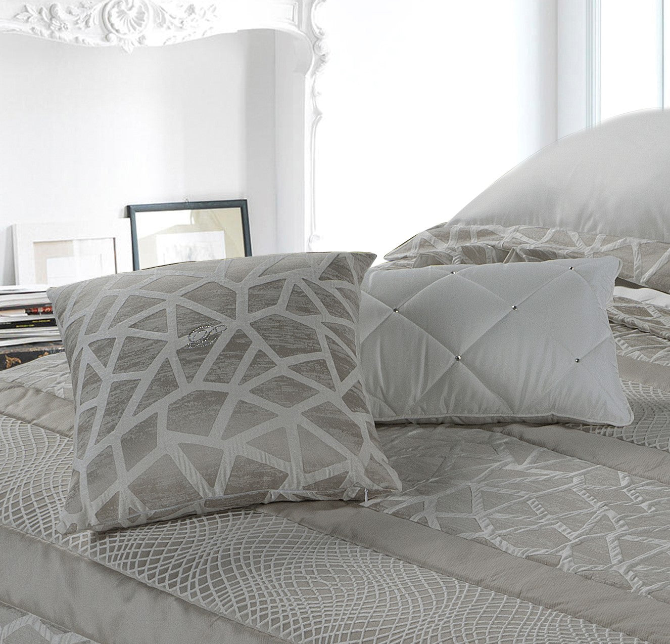 CUSCINI ORIZZONTI by David Home il Corredo Lamezia Terme Nicastro Cuscini arredo lusso Passamanerie e pizzi Catanzaro per un'eleganza esclusiva. Soffice comfort con Swarovski ricamati. Sposa lusso e raffinatezza Calabria Sposa Arredo Casa