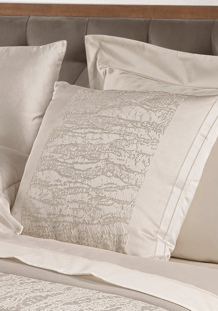 CUSCINO URANO by David Home il Corredo Lamezia Terme Nicastro Cuscini arredo lusso Passamanerie e pizzi Catanzaro per un'eleganza esclusiva. Soffice comfort con Swarovski ricamati. Sposa lusso e raffinatezza Calabria Sposa Arredo Casa