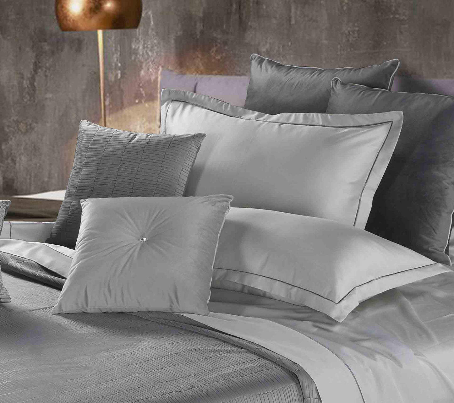 CUSCINI CITY by David Home il Corredo Lamezia Terme Nicastro Cuscini arredo lusso Passamanerie e pizzi Catanzaro per un'eleganza esclusiva. Soffice comfort con Swarovski ricamati. Sposa lusso e raffinatezza Calabria Sposa Arredo Casa